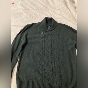 Cable knit withh button neck sweater